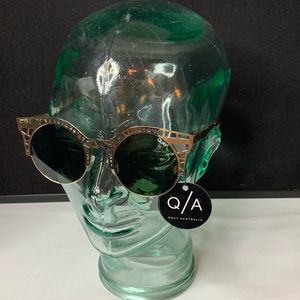 - NWT QUAY AUSTRALIA FLEUR GOLD CAT EYE SUNG…